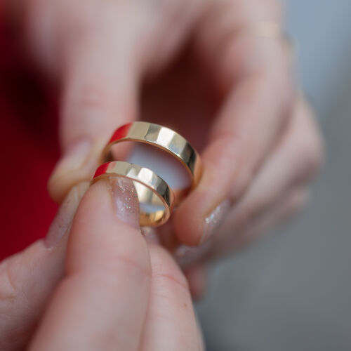 Obrączki ślubne fasetowane z gładkimi krawędziami