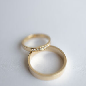 Obrączki ślubne prostokątne z kamieniami