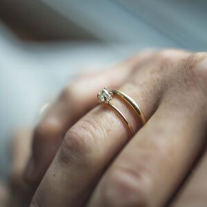 Pierścionek zaręczynowy z nieoszlifowanym diamentem - zdjęcie 13
