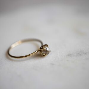 Pierścionek zaręczynowy z nieoszlifowanym diamentem - zdjęcie 18
