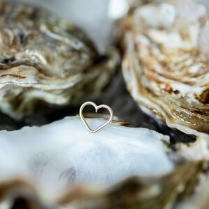 Subtelny pierścionek serce srebrny, pokryty złotem, ręcznie wykonany w Polsce Łączy w sobie prostotę formy i elegancję wykończenia idealny na co dzień lub na wyjątkową okazję