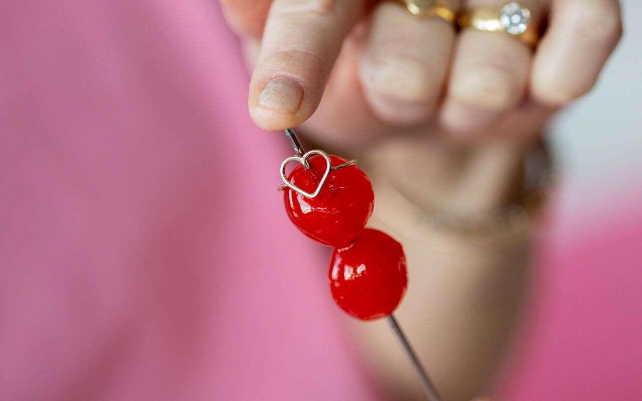 Ręcznie wykonany pierścionek serce ze srebra próby 925, wykończony pozłacaną powłoką Projekt inspirowany emocjami i subtelnością kobiecego piękna, stworzony w polskiej pracowni