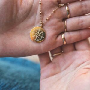 Naszyjnik srebro 925 z zawieszką róży wiatrów subtelna biżuteria handmade inspirowana podróżami