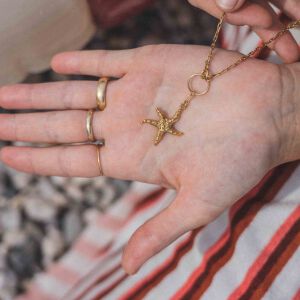 Naszyjnik rozgwiazda w pozłacanej oprawie zaprojektowany jako subtelna biżuteria handmade