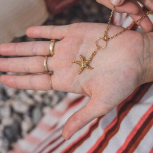 Naszyjnik rozgwiazda w pozłacanej oprawie zaprojektowany jako subtelna biżuteria handmade