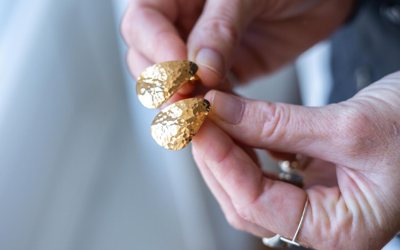 Kolczyki gruszki młotkowane na sztyfcie - zdjęcie 1