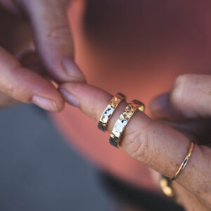 Unikalne obrączki zaprezentowane razem akcentują różnice w kształcie i indywidualne wykończenie.