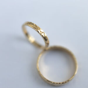 Obrączki ślubne młotkowane o nierównych krawędziach - zdjęcie 2