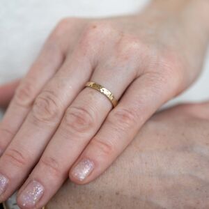 Obrączki ślubne młotkowane o nierównych krawędziach - zdjęcie 7