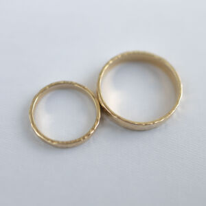 Obrączki ślubne młotkowane o nierównych krawędziach