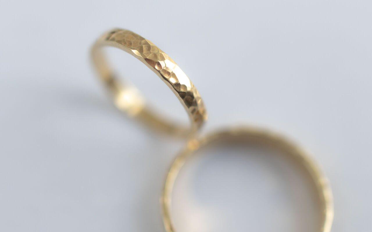 Obrączki ślubne młotkowane o nierównych krawędziach - zdjęcie 1