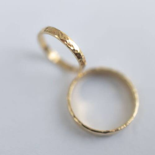 Obrączki ślubne młotkowane o nierównych krawędziach