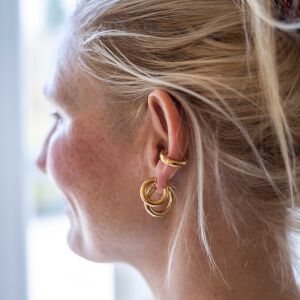 Zestaw kolczyków oponki zaprezentowany na modelce w ujęciu z profilu.