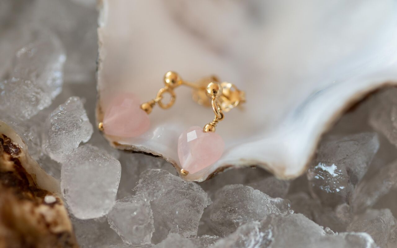 Kolczyki landrynkowe serca z kuleczką na sztyft - zdjęcie 2