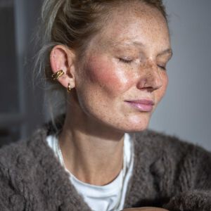 Nausznica oponka jako dodatek do codziennej stylizacji.