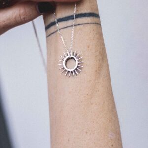 Słońce jako zawieszka na cienkim łańcuszku z pozłacanego srebra dla osób ceniących subtelną biżuterię handmade