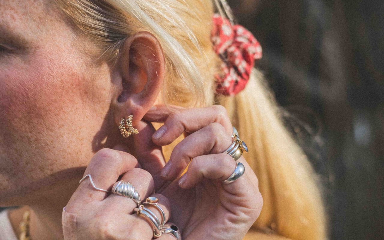 Złote kolczyki winogrona