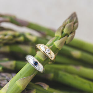 Złoty pierścionek z diamentem na zaokrąglonej obrączce - zdjęcie 2