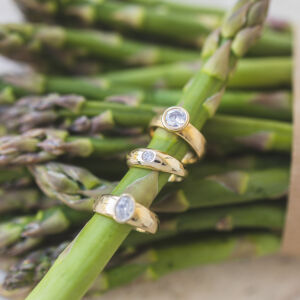 Złoty pierścionek z diamentem na zaokrąglonej obrączce - zdjęcie 3