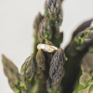 Złoty pierścionek z diamentem na zaokrąglonej obrączce - zdjęcie 5