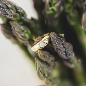 Złoty pierścionek z diamentem na zaokrąglonej obrączce - zdjęcie 6