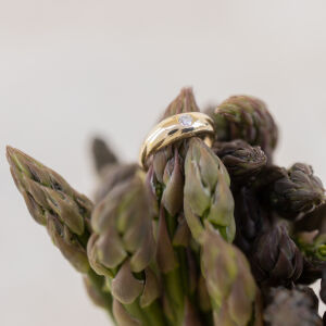 Złoty pierścionek z diamentem na zaokrąglonej obrączce