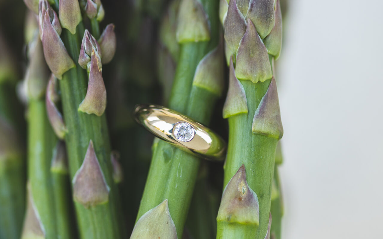 Złoty pierścionek z diamentem na zaokrąglonej obrączce