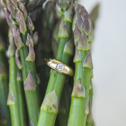 Złoty pierścionek z diamentem na zaokrąglonej obrączce