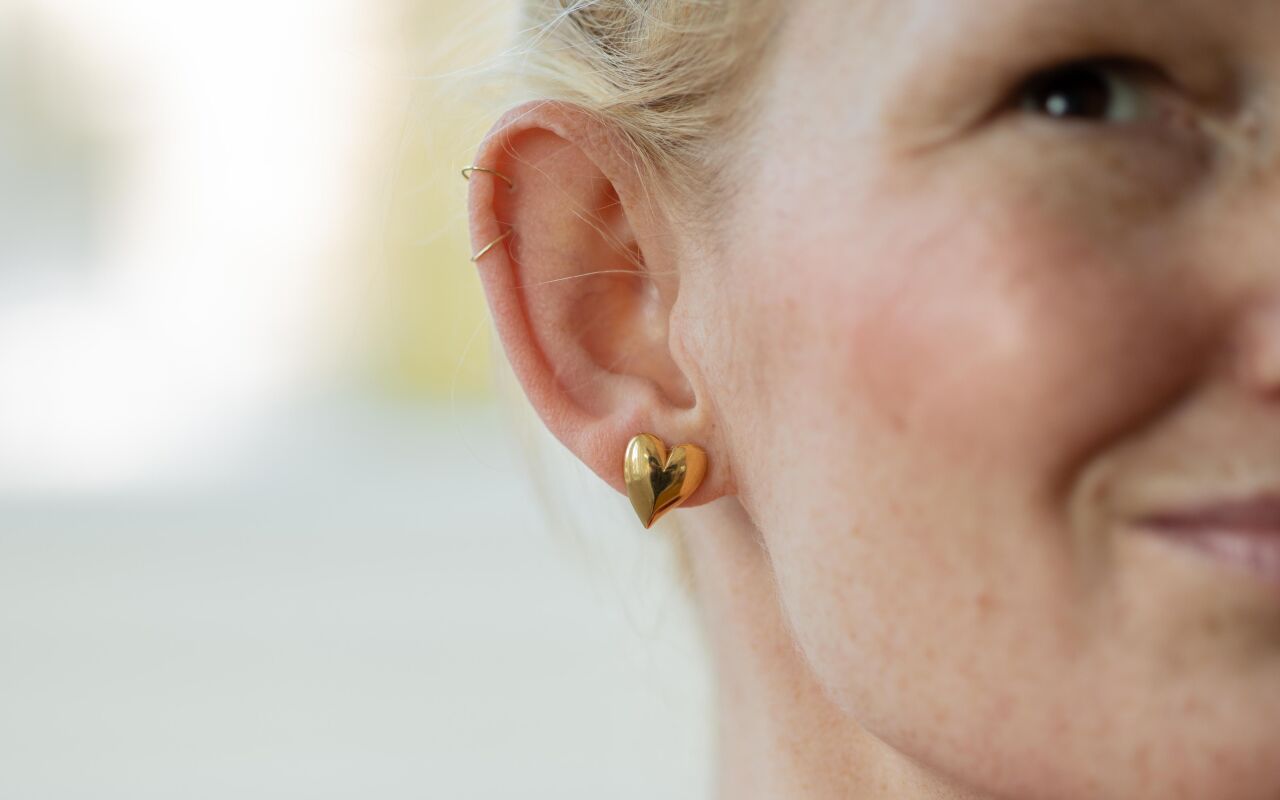 Kolczyki smukłe serca na sztyft - zdjęcie 2