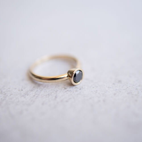 Złoty pierścionek z czarnym diamentem w stożkowej oprawie