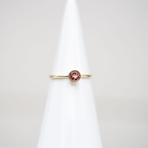 Złoty pierścionek z różowym turmalinem w stożkowej oprawie