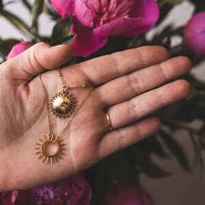 Ręcznie robiona zawieszka słońce złoto delikatna biżuteria handmade stworzona w Polsce z eleganckim motywem inspirowanym naturą