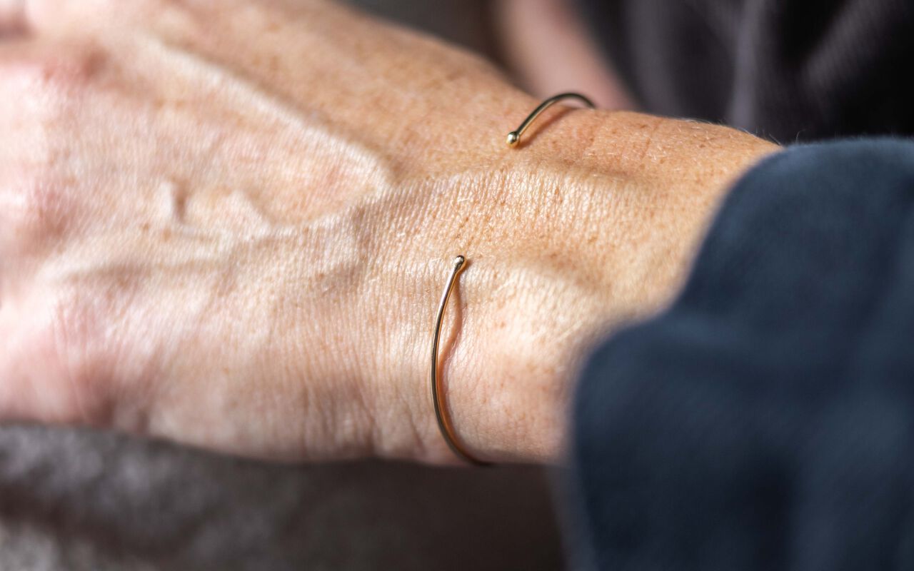 Złota bransoletka otwarta z kuleczkami