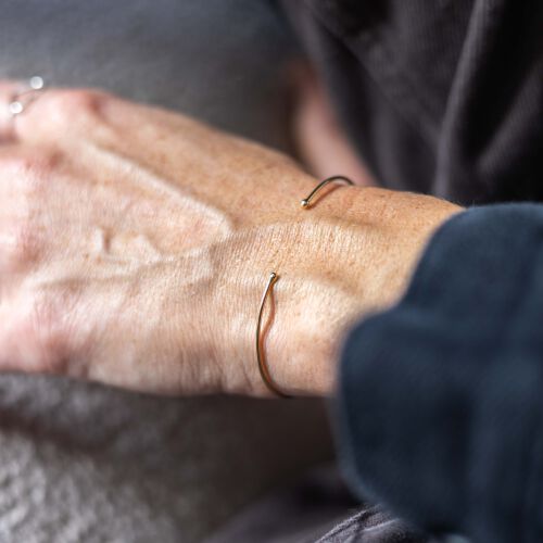 Złota bransoletka otwarta z kuleczkami