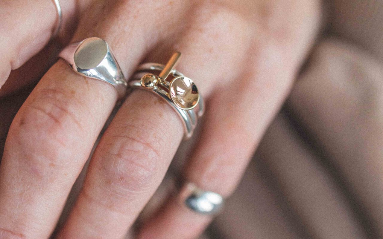 Pierścionek Line srebrny ze złotą belką