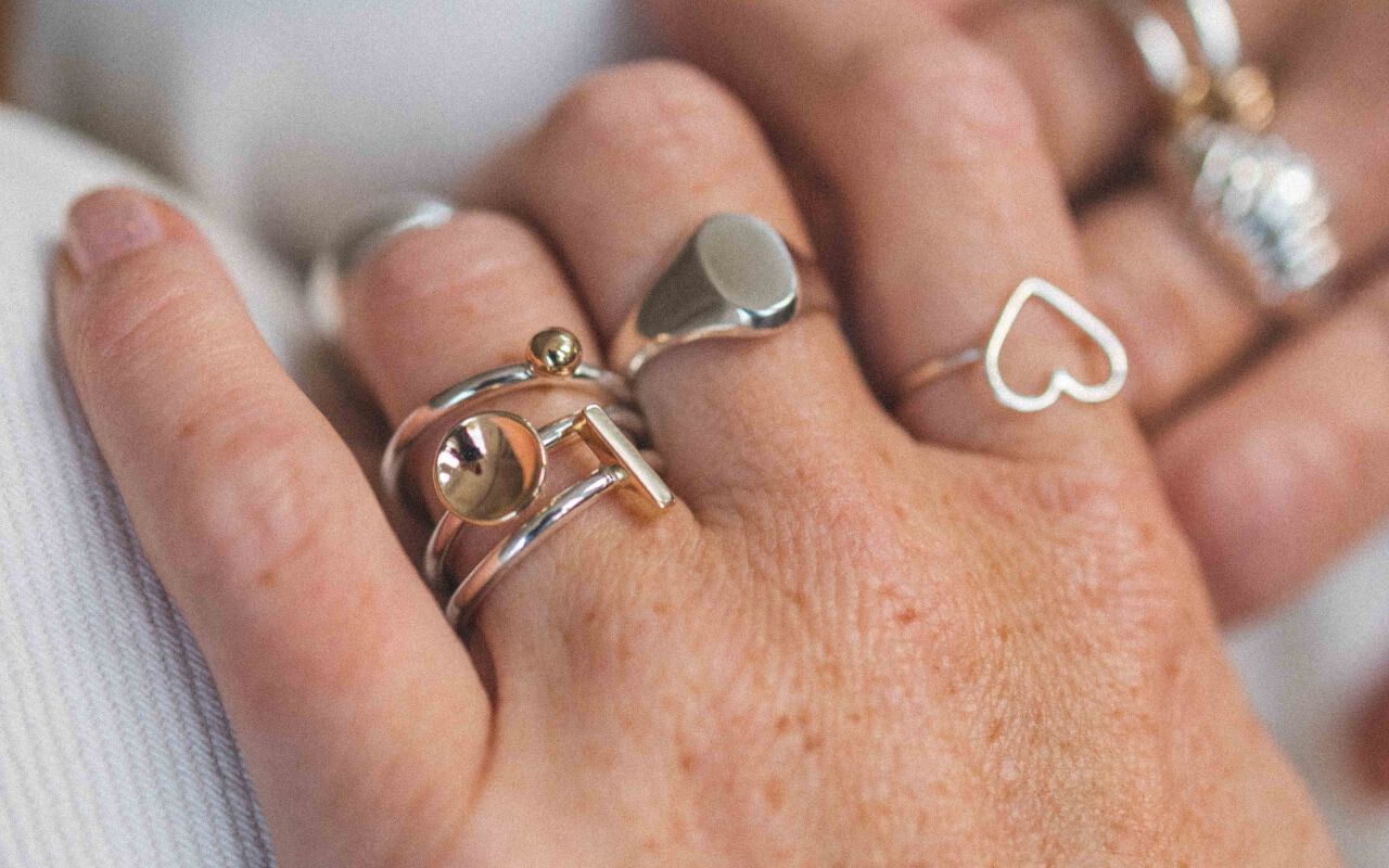 Pierścionek Dot srebrny ze złotą kulką