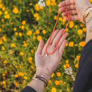 Ręcznie wykonany naszyjnik z korala naturalnego w odcieniu intensywnego pomarańczu minimalistyczna biżuteria Matyldy Zielińskiej inspirowana barwami Sycylii