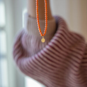 Pomarańczowe korale zestawione w delikatny naszyjnik z koralowca naturalnego elegancka i unikatowa polska biżuteria handmade
