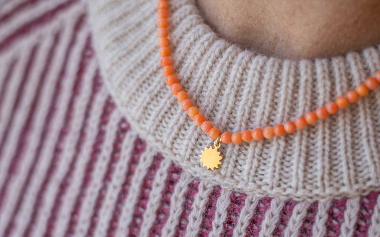 Naszyjnik z koralowca naturalnego wykonany ręcznie w polskiej pracowni biżuterii Matyldy Zielińskiej elegancki dodatek dla miłośniczek koloru i natury