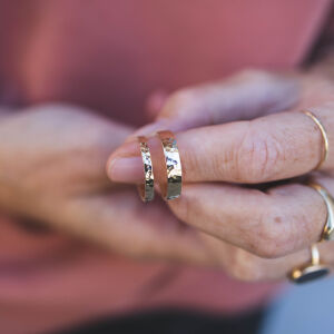 Obrączki ślubne młotkowane zaprezentowane w zbliżeniu pokazujące strukturę powierzchni.