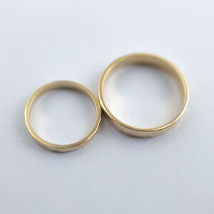 Obrączki ślubne prostokątne młotkowane