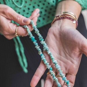 Naszyjniki w stylu boho z amazonitu tworzą lekką i kolorową kompozycję inspirowaną naturą