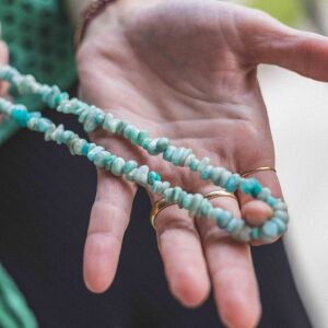 Boho naszyjnik z drobnych, nieregularnych kamieni jako przykład biżuterii handmade w stylu etnicznym