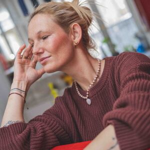 Kamień słoneczny naszyjnik o nieregularnym kształcie wpisany w minimalistyczny styl