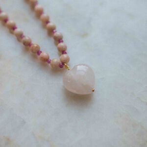 Kamień słoneczny naszyjnik w zbliżeniu ukazującym naturalne refleksy minerału