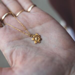 Naszyjnik z kwiatem w złotym odcieniu z zawieszką wykonana techniką handmade z dbałością o detal
