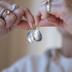 Kolczyki gruszki młotkowane na biglu - zdjęcie 4