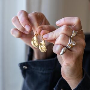 Kolczyki gruszki młotkowane na biglu