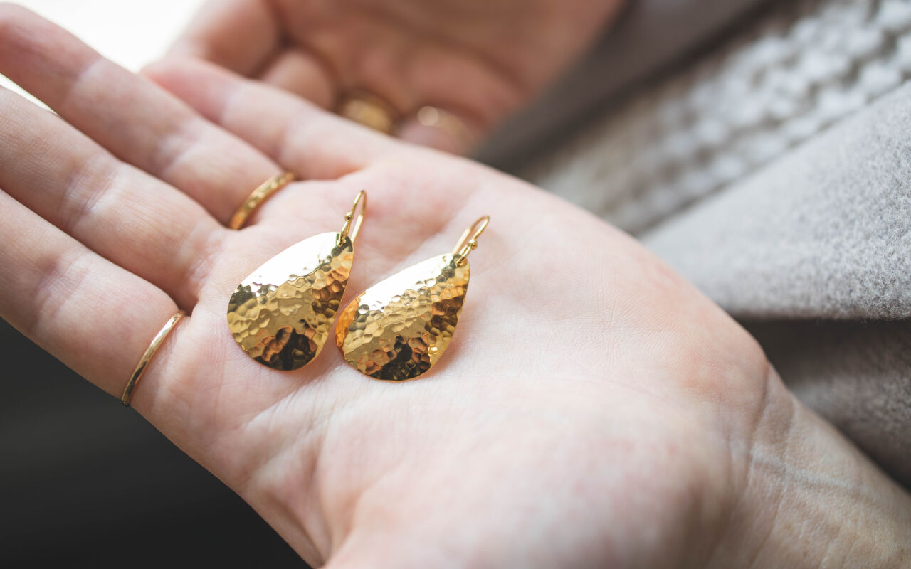 Kolczyki gruszki młotkowane na biglu - zdjęcie 2