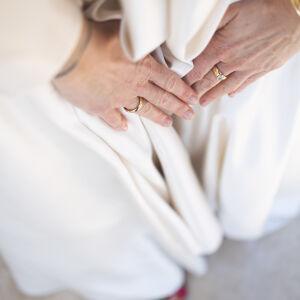 Złoty pierścionek zaręczynowy z owalnym diamentem - zdjęcie 1